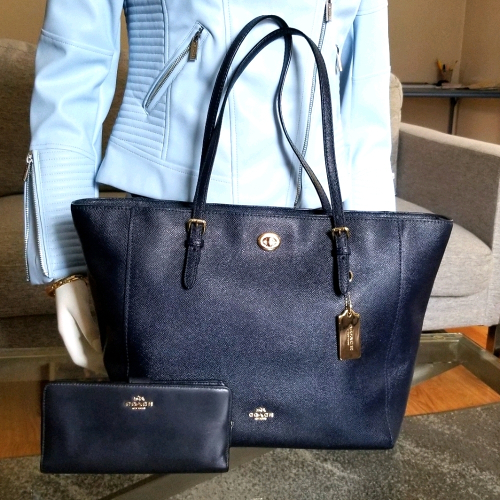 Elegant COACH Large Leather Tote & Wallet